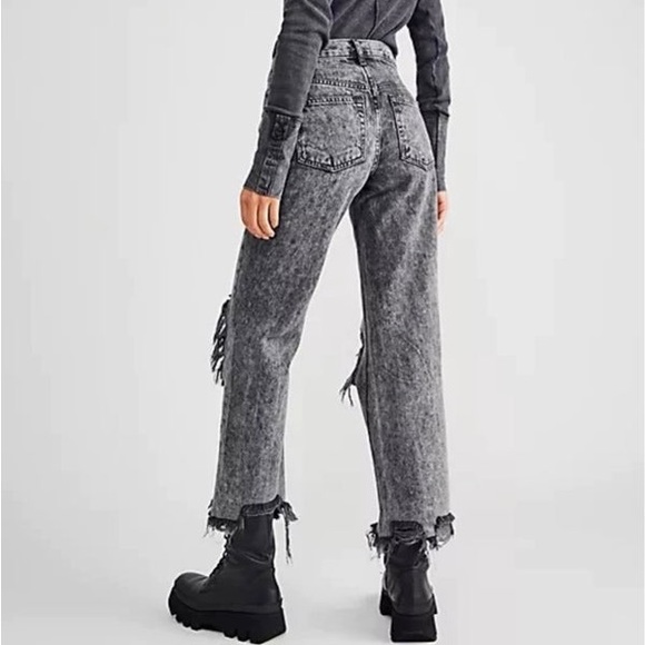 NWT Free People Bottlerocket Grey Maggie Mid Rise Distressed Straight Leg Jeans - Picture 2 of 11